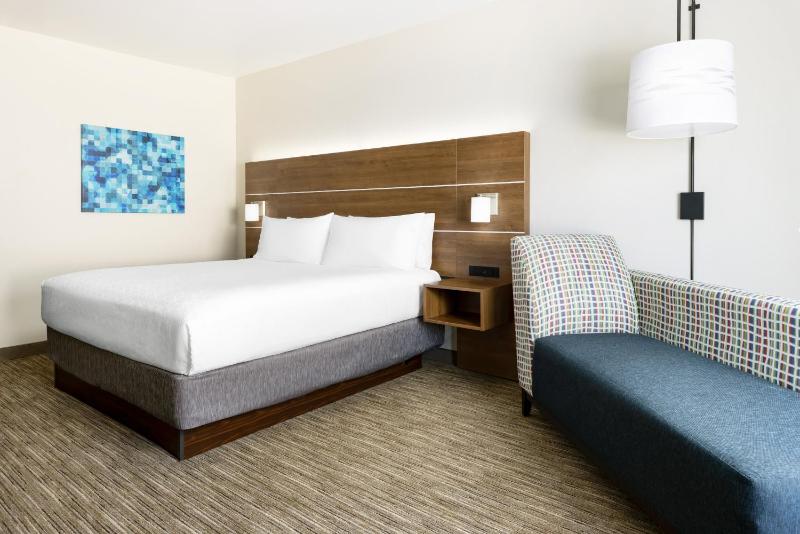 Standard King Room image 3