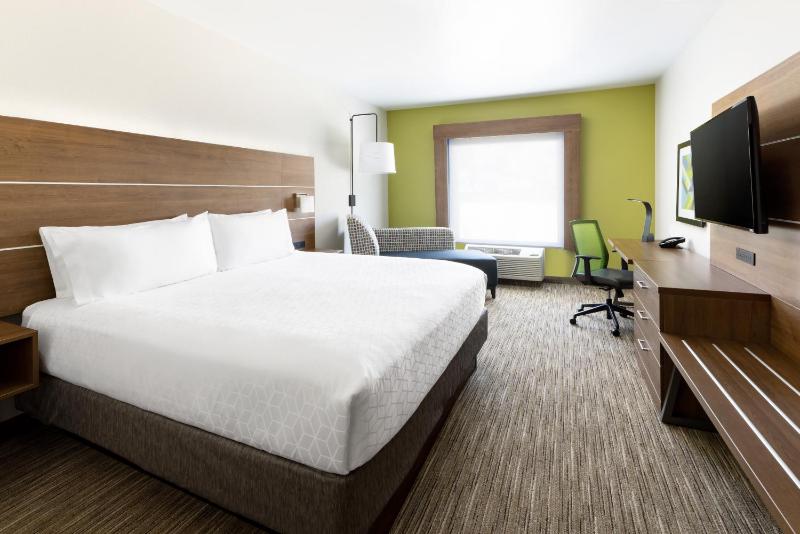 Standard King Room image 4