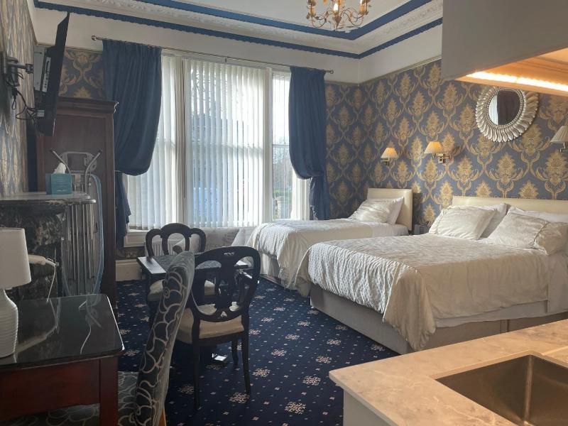 Self-catering en-suite family room for 3 image 1