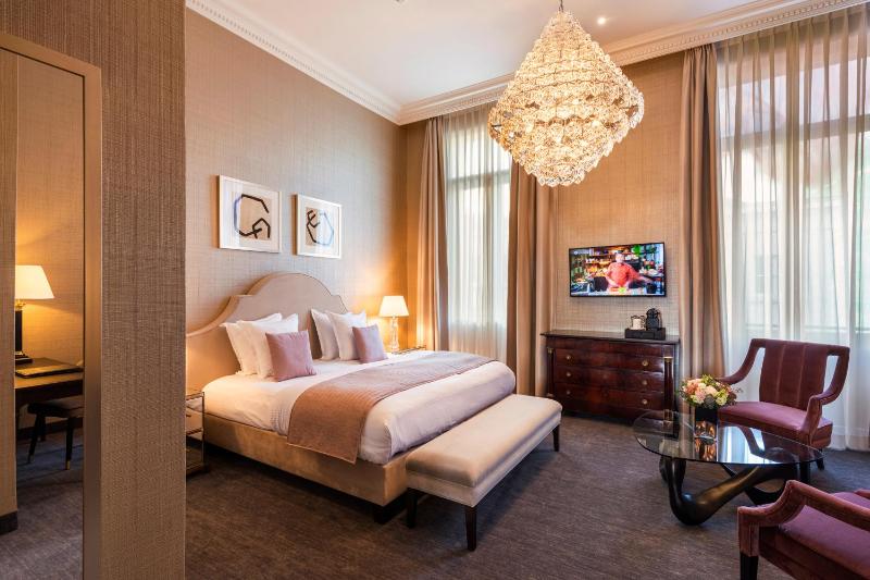 Luxury Suite image 1