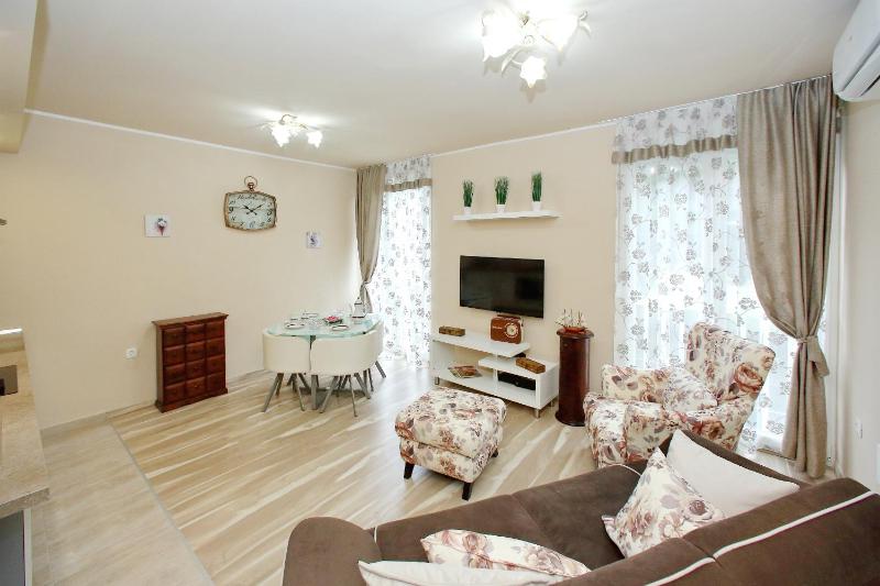 Few steps from the center - new and modern apartment for 4 persons - image 10