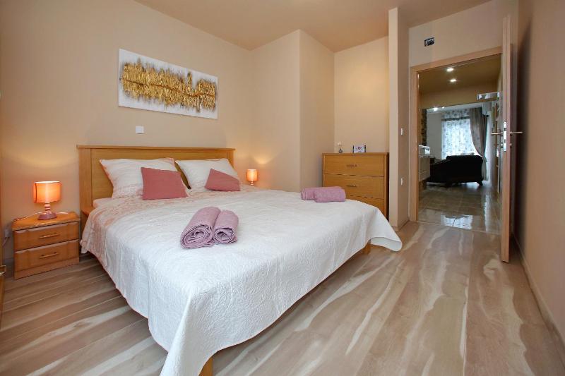 Few steps from the center - new and modern apartment for 4 persons - image 11