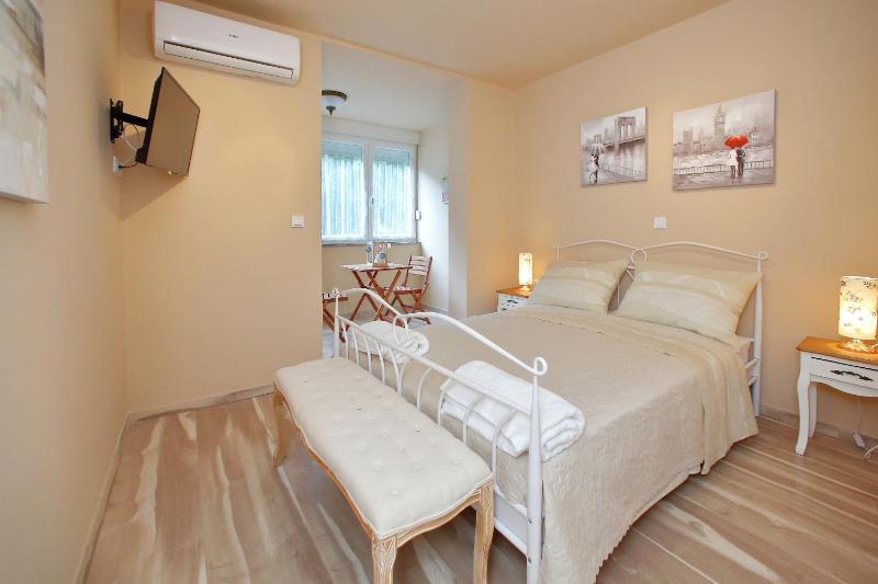 Few steps from the center - new and modern apartment for 4 persons - image 8