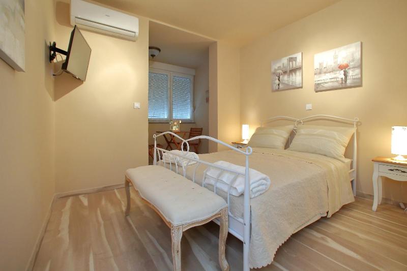Few steps from the center - new and modern apartment for 4 persons - image 13