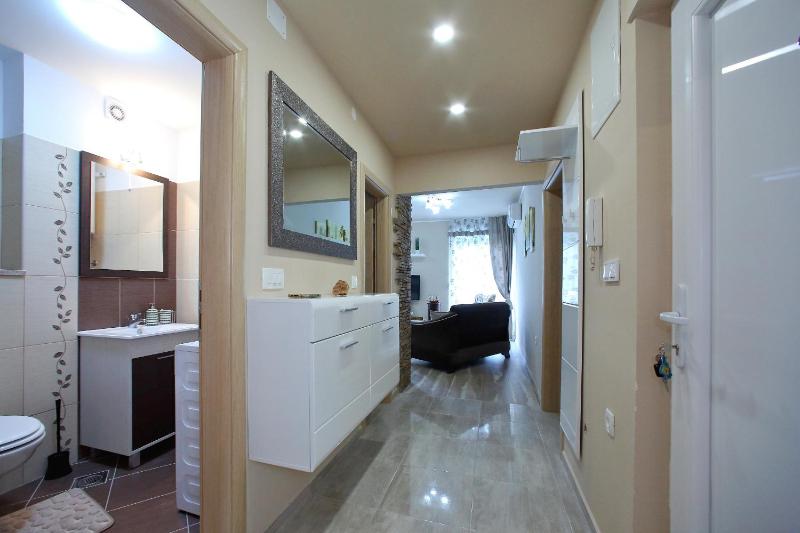 Few steps from the center - new and modern apartment for 4 persons - image 15