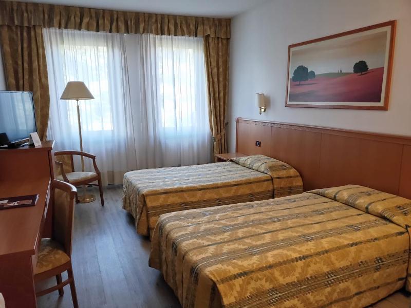 Twin Room image 3