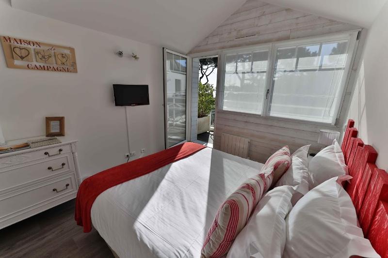 Classic Double Room with Balcony Sea View image 2