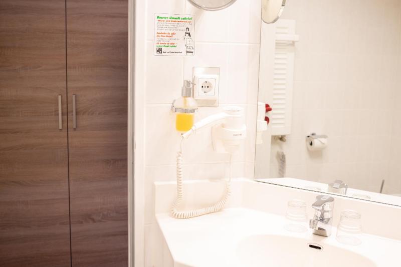 Single Room image 4