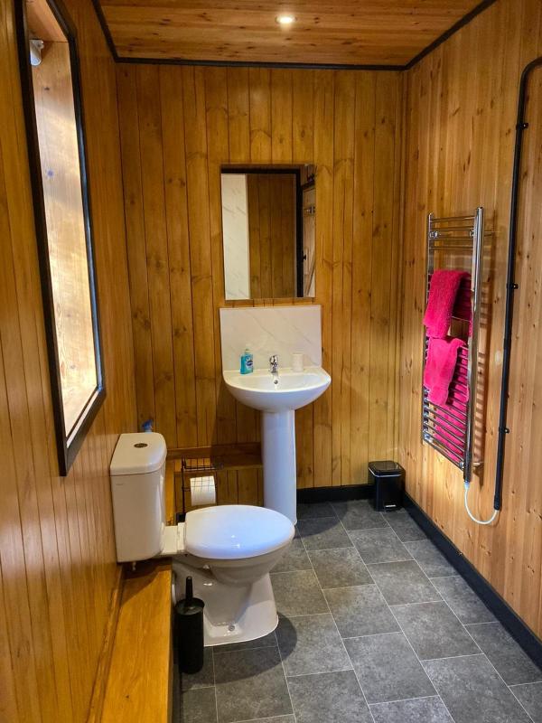 Apartment with Shower image 4