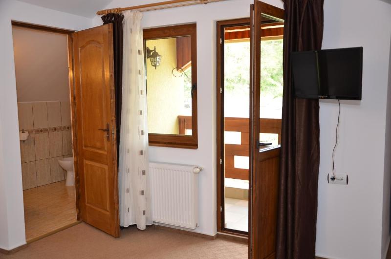 Double Room with Private Bathroom and One Extra Bed image 4