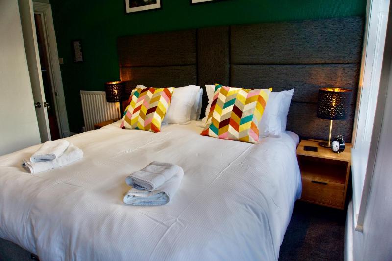 Superior Triple Room image 3