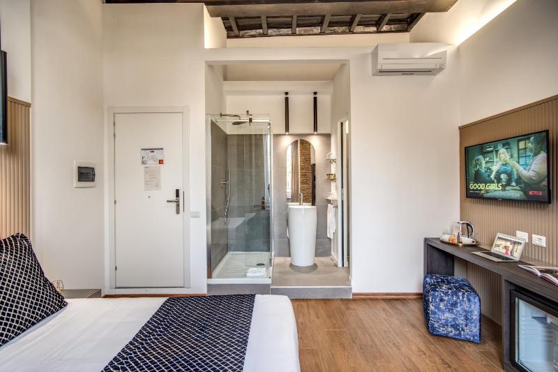 Superior Double or Twin Room with View image 1