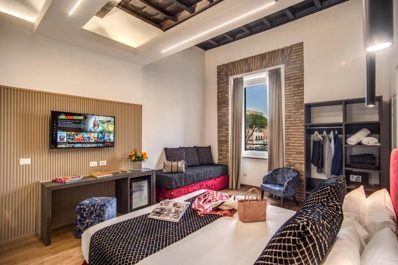 Superior Triple Room with View image 1