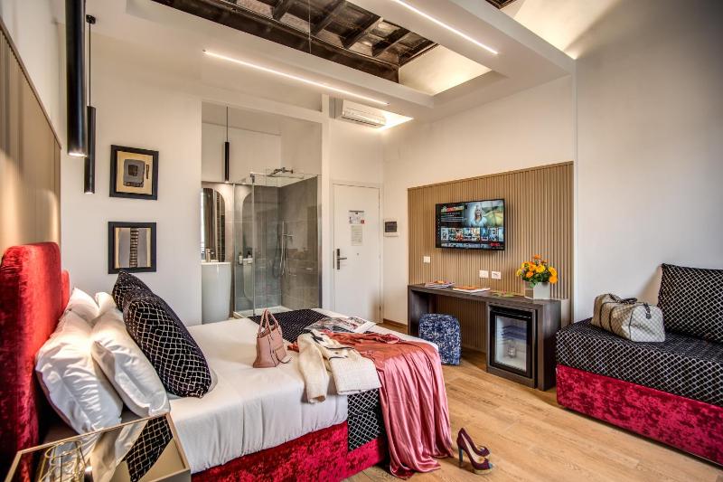 Superior Triple Room with View image 4