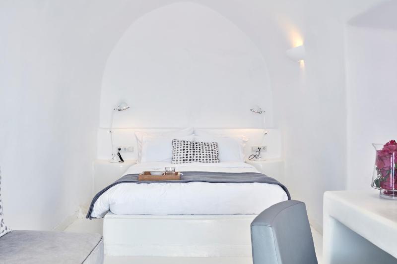 Superior Double Room with Caldera View image 3