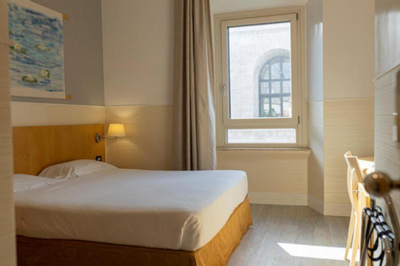 Double or Twin Room image 3