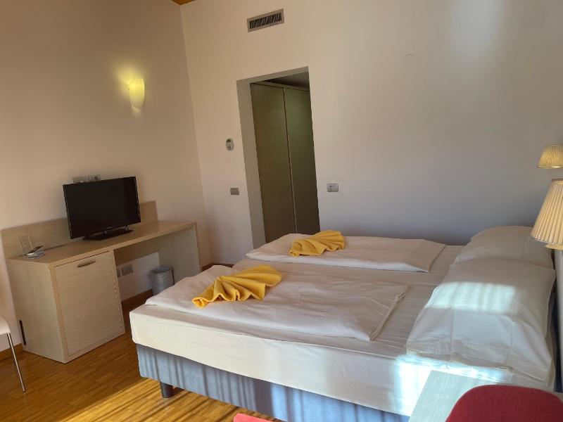 Superior Double or Twin Room with Balcony image 4
