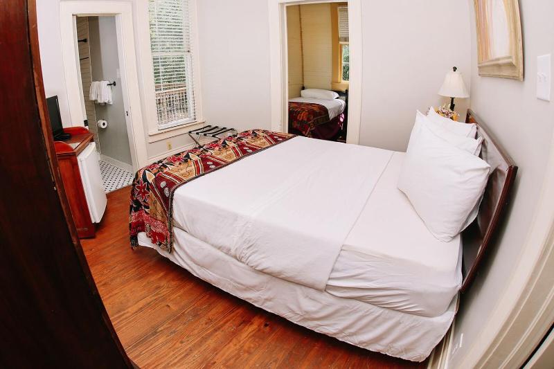 Queen Suite with Two Single Beds - Ground Floor image 2