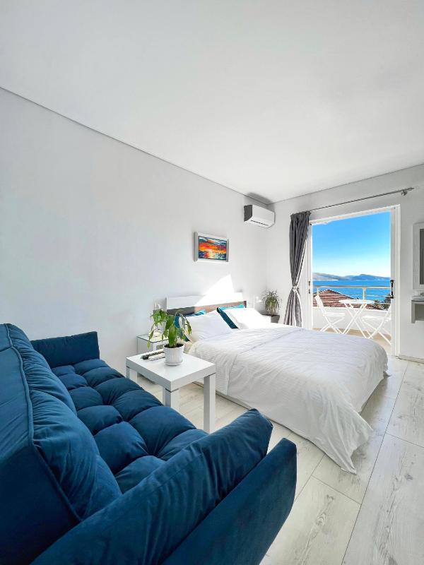 Family Room with Balcony and Sea View image 3