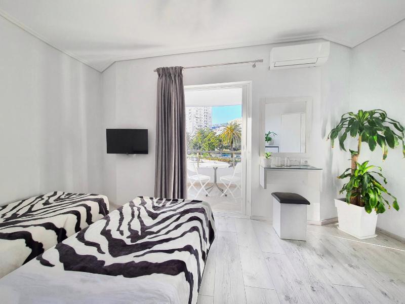 Double Room with Balcony image 4