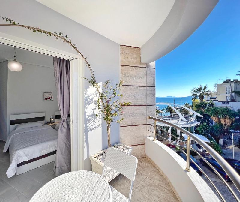 Double Room with Balcony image 3