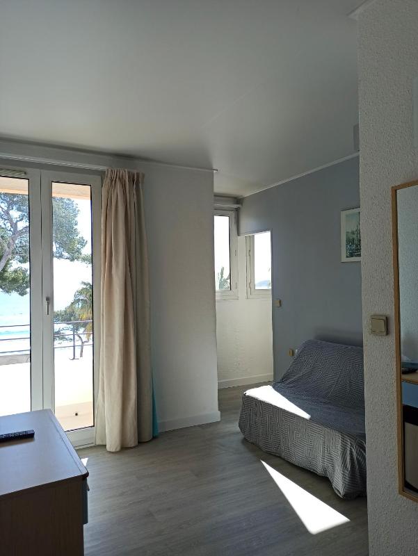 Family Room with Sea View image 3