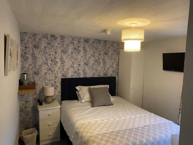 Small Double Room image 1