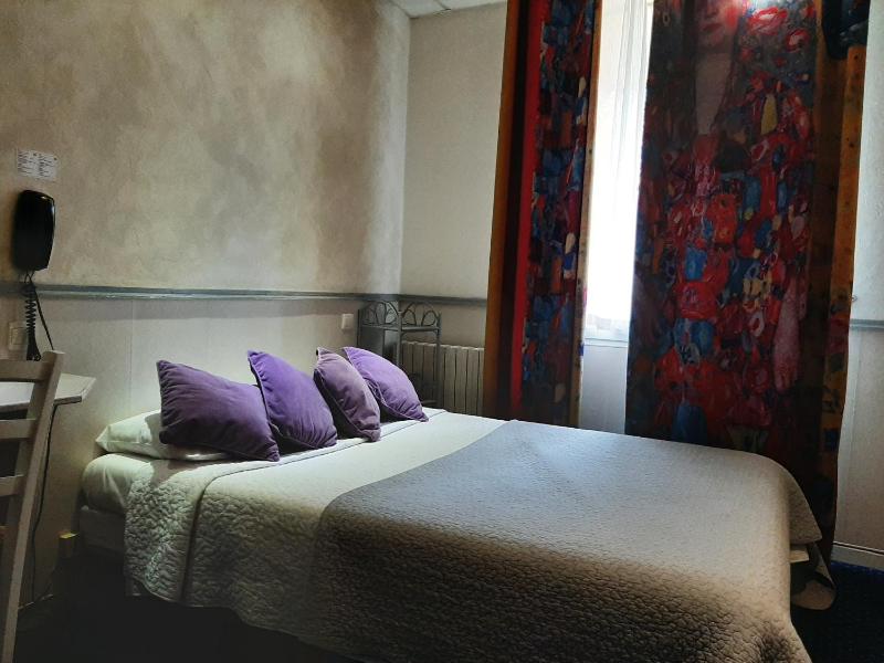 Standard Double Room image 4