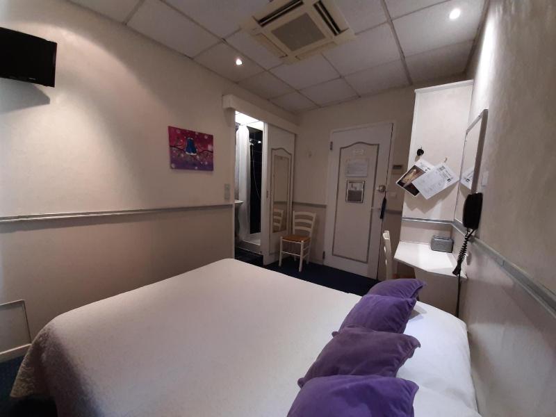 Standard Double Room image 3