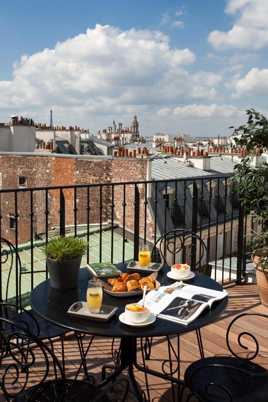 Deluxe Room with Panoramic City View with terrace image 2