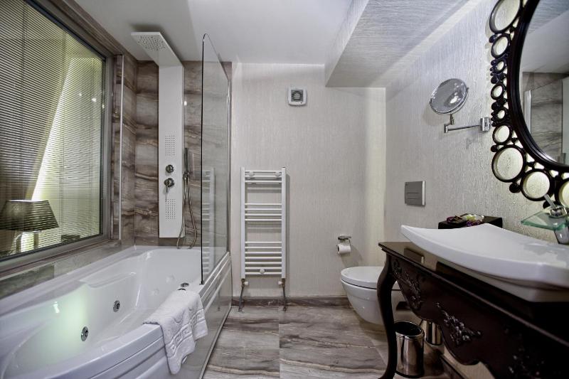 Standard Single Room with Jacuzzi image 2