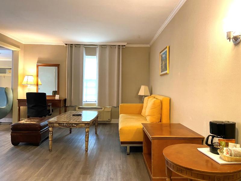 One-Bedroom King Suite - Non-Smoking image 2