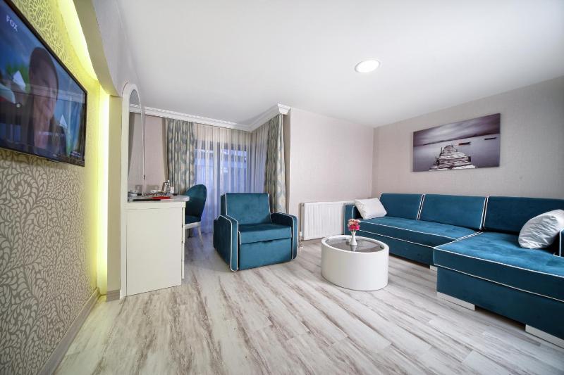 Suite with Jacuzzi image 4