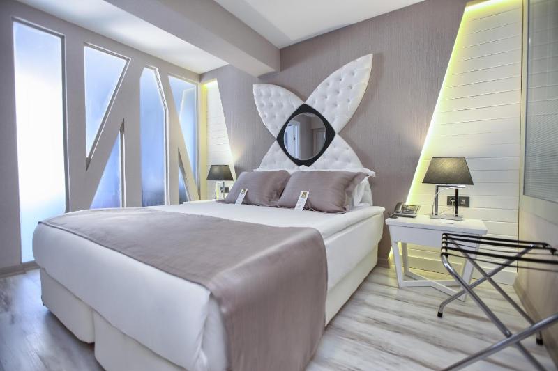 Suite with Jacuzzi image 3