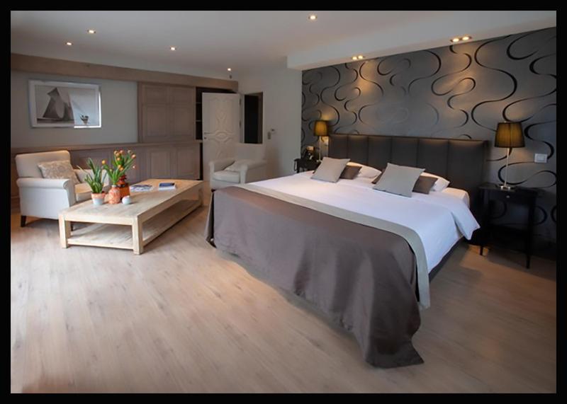 Junior Suite with Balcony image 4