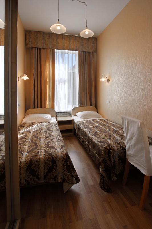 Twin Room with Bathroom image 1