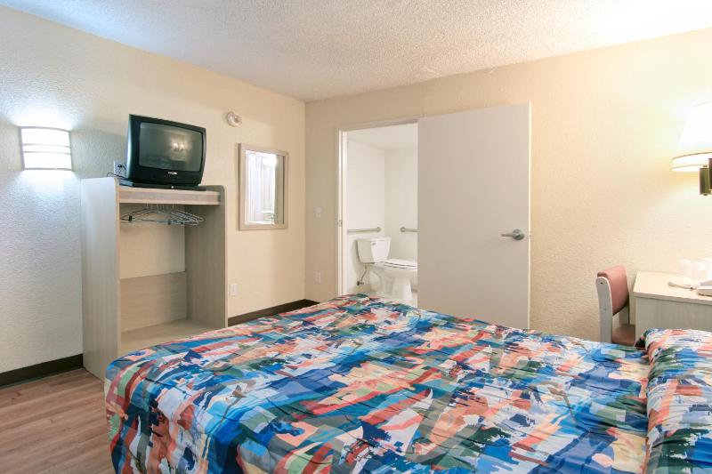 Queen Room image 4
