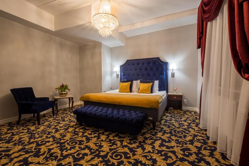 Deluxe King Room with Sofa Bed image 4