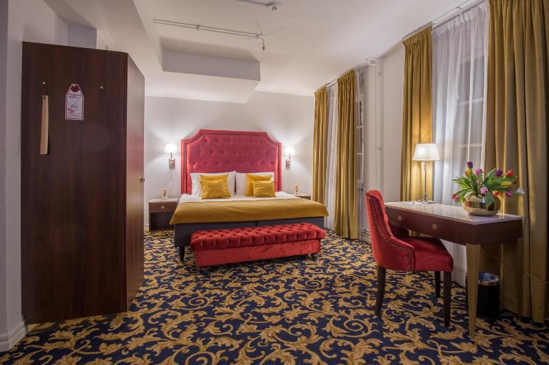 Deluxe King Room with Sofa Bed image 3
