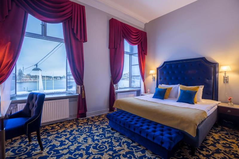 Premium King Room with Sea View image 4