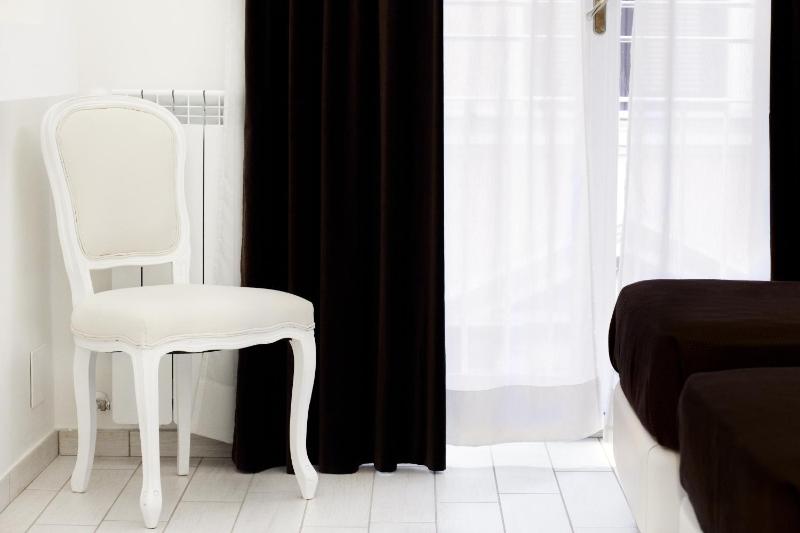 Classic Double or Twin Room image 4