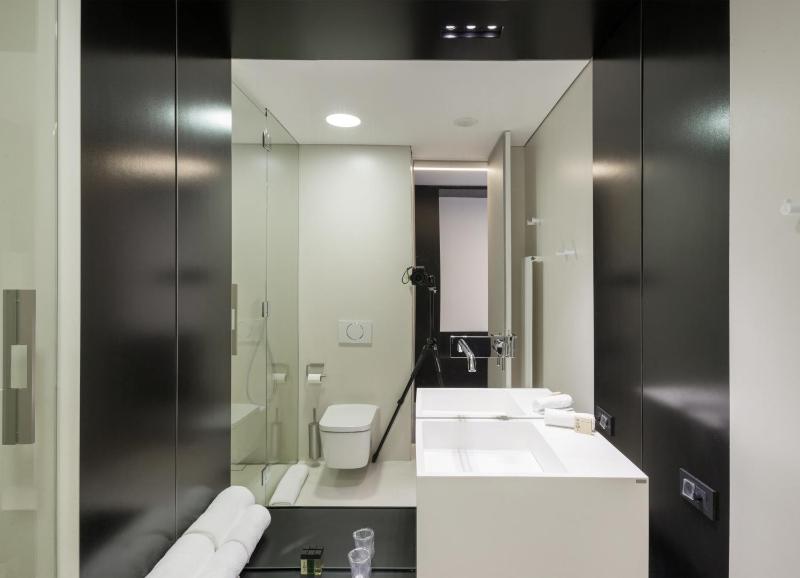 Twin Room image 4