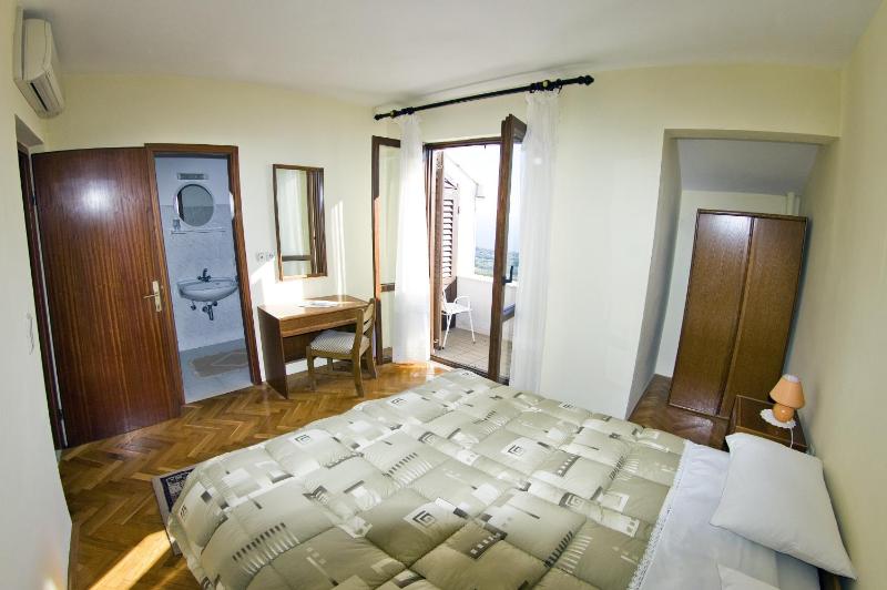 Double Room with Garden View image 3
