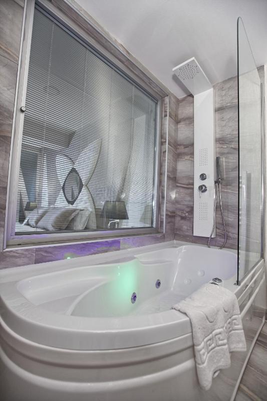 Suite with Jacuzzi image 2