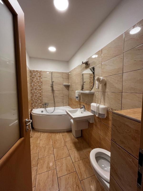 One-Bedroom Suite image 3