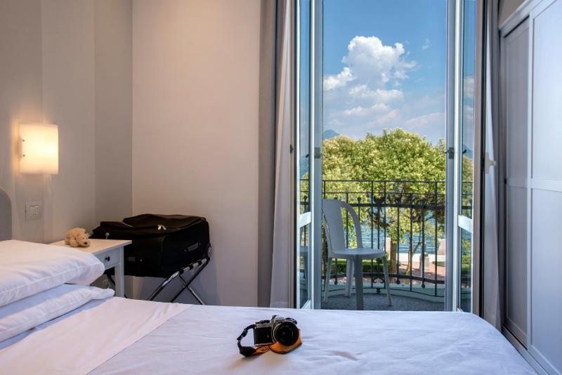 Double Room with Balcony and Lake View image 1