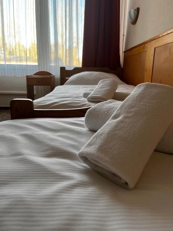 Twin Room image 3