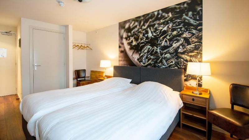 Standard Twin Room image 2