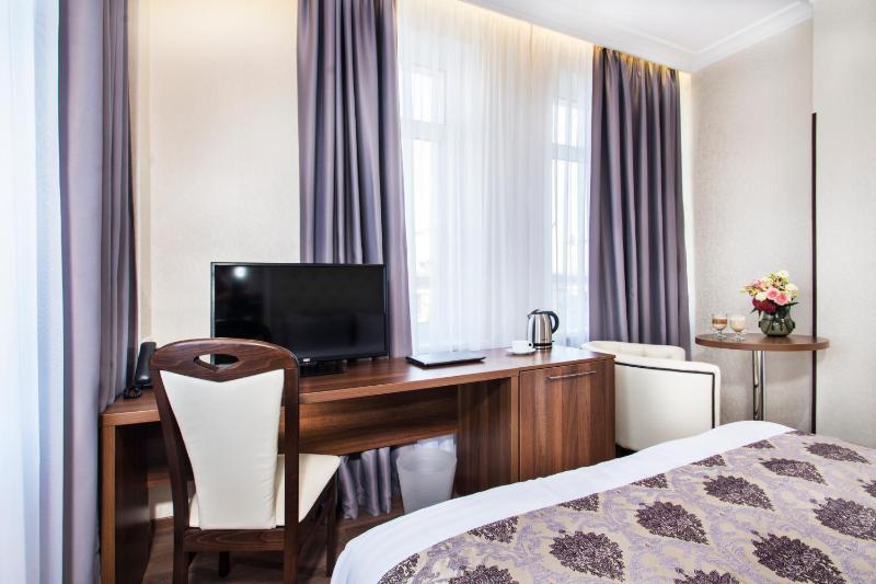 Standard Double Room image 3