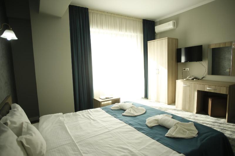 Double Room with City View image 3